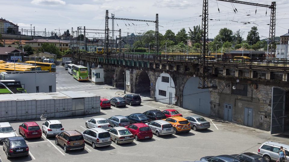 Negrelliho viadukt je prvním pražským železničním mostem přes Vltavu a druhým nejstarším stojícím mostem v Praze. Pohled na autobusové nádraží Florenc