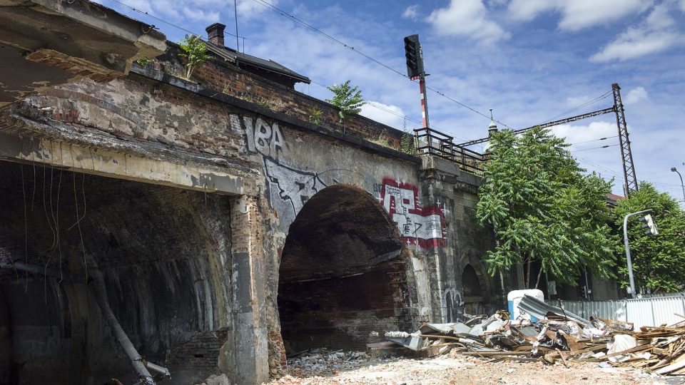 Negrelliho viadukt v místech, kde stála hospoda U Fandy. Místní můžou už jenom vzpomínat na obsluhu bez podprsenky