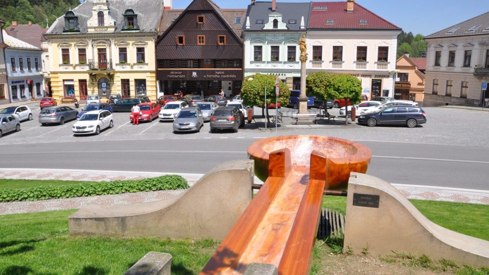 Dřevěná lžíce je oblíbenou atrakcí na náměstí v Jablonném