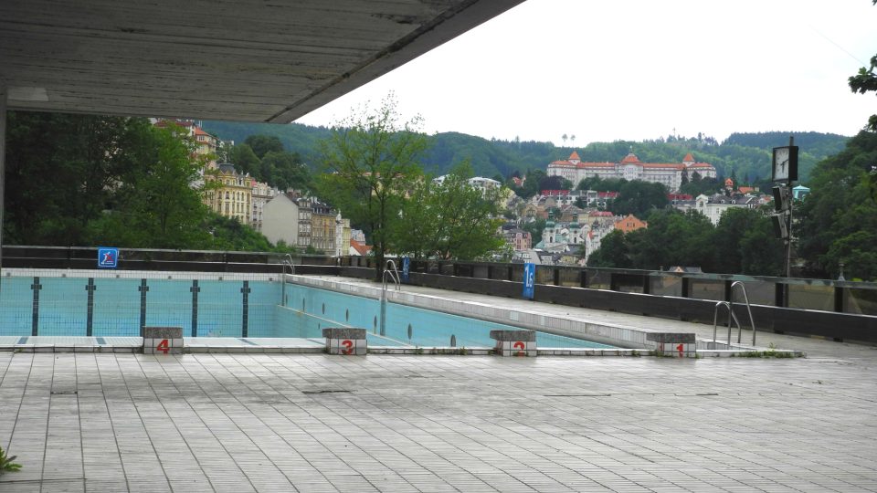 Vypuštěný bazén hotelu Thermal