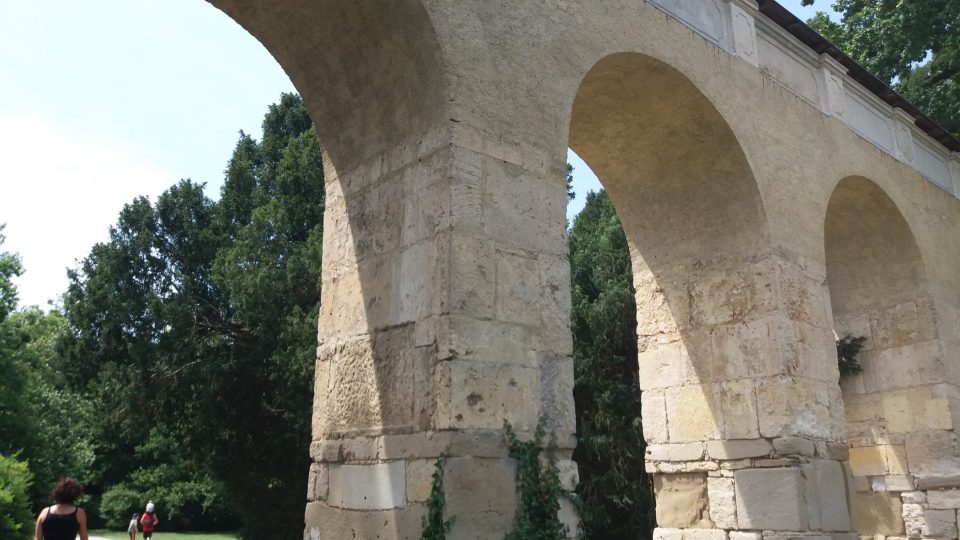 Viadukt připomínající časy antiky nechali Lichtenštejnové postavit v první půli 19. století