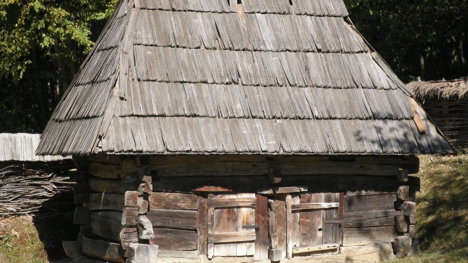 Rumunsko; V Trascauských horách stojí roubenky zapsané na Seznam UNESCO. Mají třikrát větší střechy do obrovské špičky