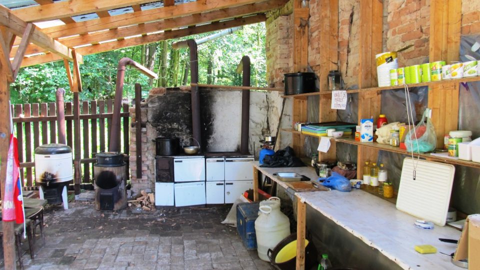 Kuchařky se v táborové kuchyni musejí obejít bez elektřiny