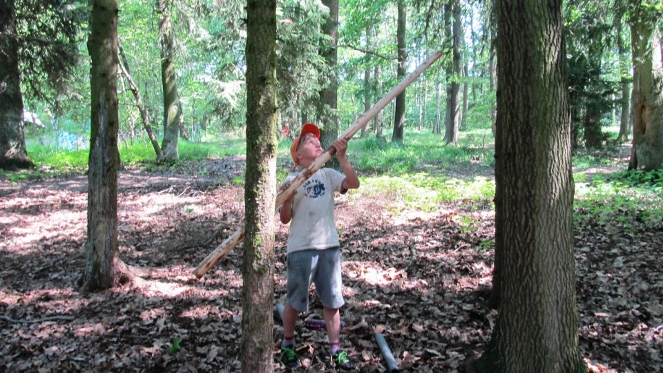 Mladí skauti staví lesní posilovnu
