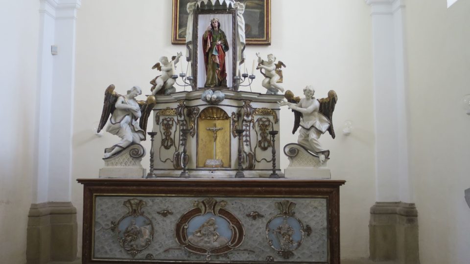 Kaple sloužila především jako rodová hrobka pro majitele buchlovského panství, ale jsou zde pochováni také soudcové loveckého práva a poustevníci řádu svatého Františka