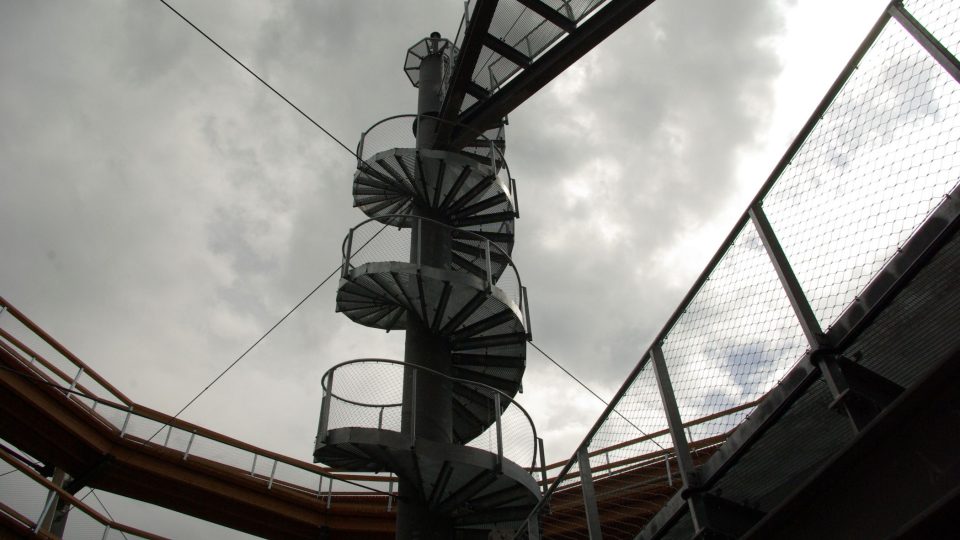 Na vrchol věže je možné vystoupat i po točitém schodišti, které koresponduje s tobogánem