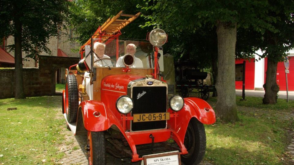 Historická hasičská stříkačka Máňa, kterou předvedli železničntí hasiči