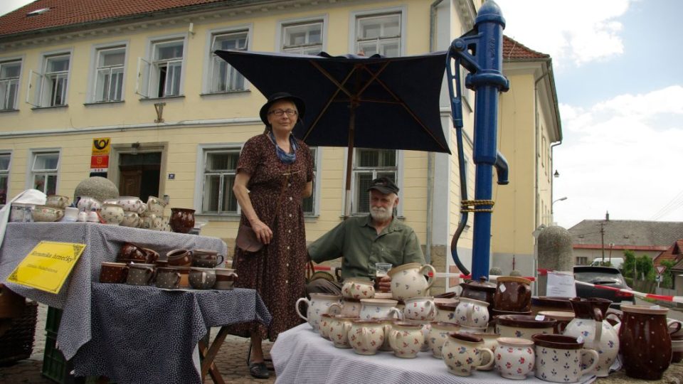 Řemeslníci z Českého ráje před Vlastivědným muzeem v Železnici na Muzejním náměstí