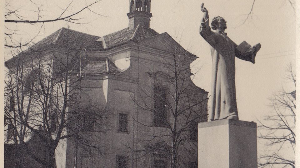 Náměstí se sochou Jana Husa