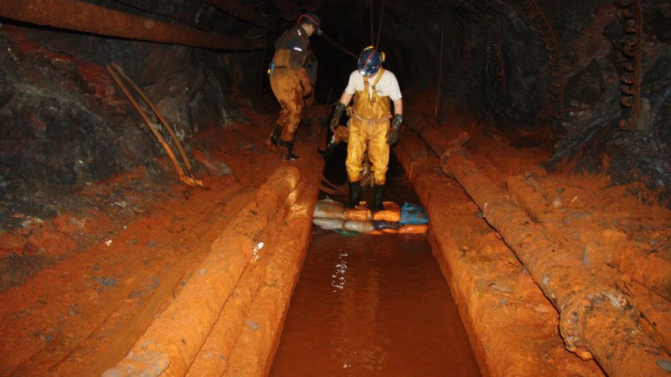 Důl Zdeněk Nejedlý na Trutnovsku je už téměř 30 let zavřený. Stále z něj ale vytéká nebezpečná železitá voda