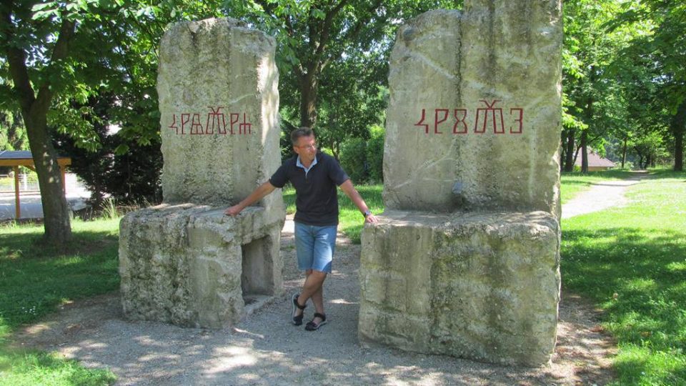 Park Hlaholice v Boršově nad Vltavou připomíná nejstarší slovanské písmo