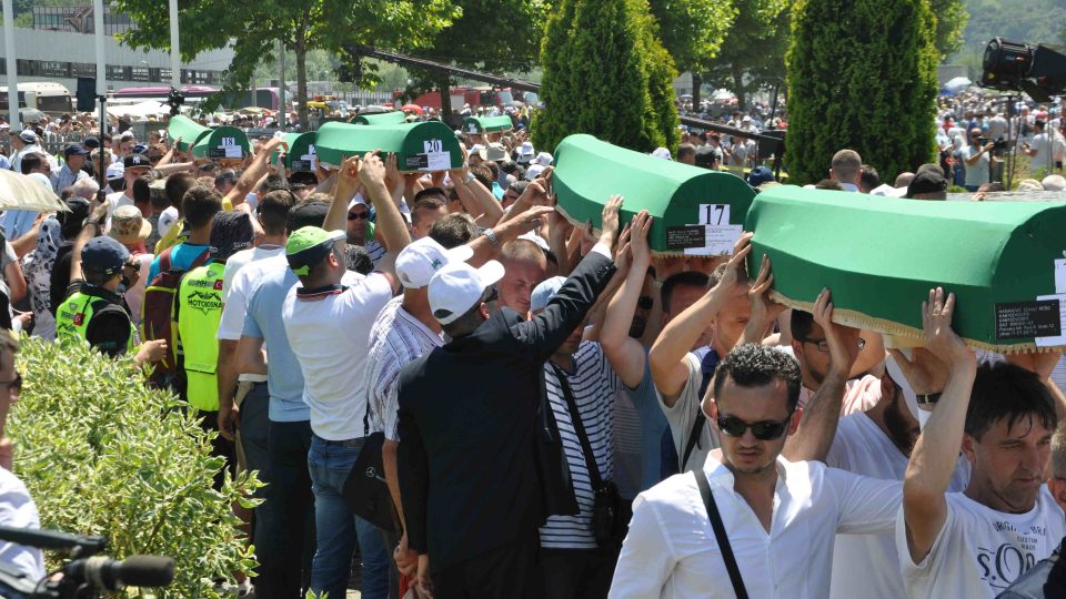 Na srebrenický hřbitov přibylo 71 rakví s ostatky dalších obětí masakru