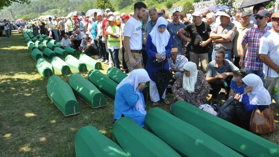 Pozůstalí se loučí s ostatky svých blízkých, kteří zemřeli už téměř před čtvrt stoletím