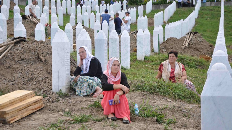 Bosenské ženy oplakávají své mrtvé i 22 let po srebrenickém masakru