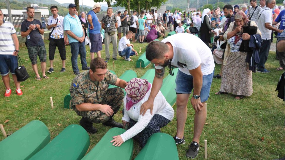 Bolest ze ztráty není nijak menší ani po letech. Srebrenica 2017.