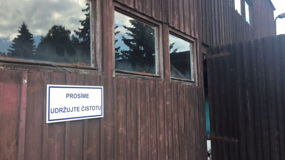 Z letního koupaliště v Náchodě by měla zmizet chátrající prvorepubliková dřevěná budova