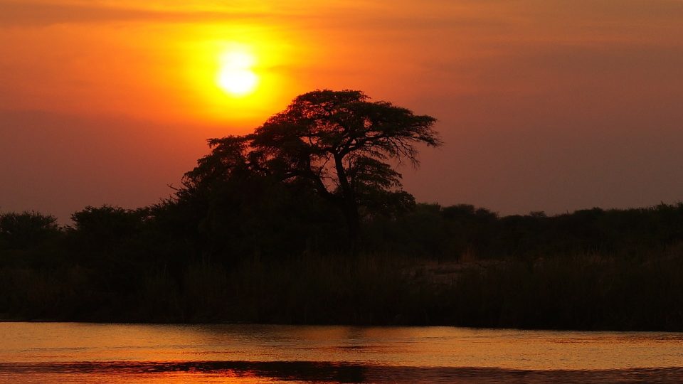Západ slunce v deltě řeky Okavango