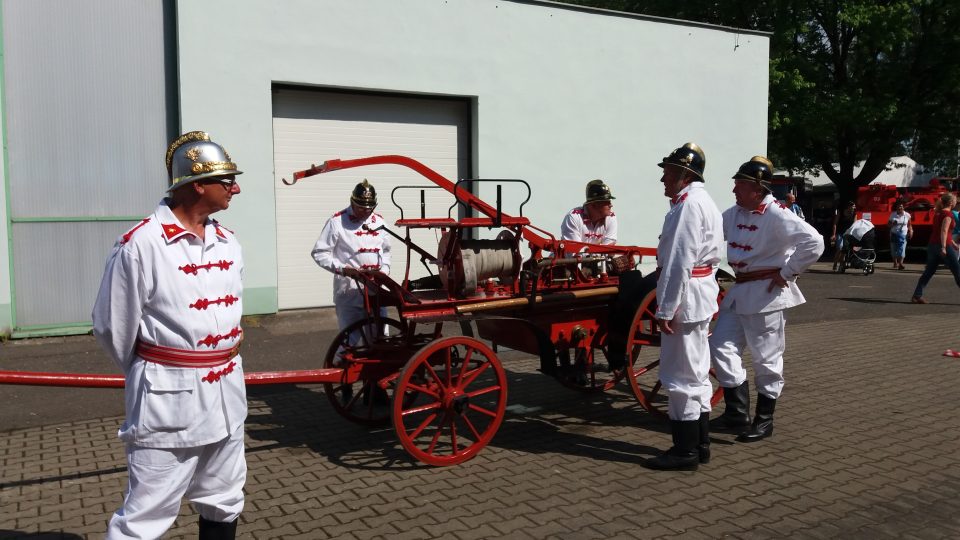 Historická hasičská stříkačka z muzeu ve Zbirohu