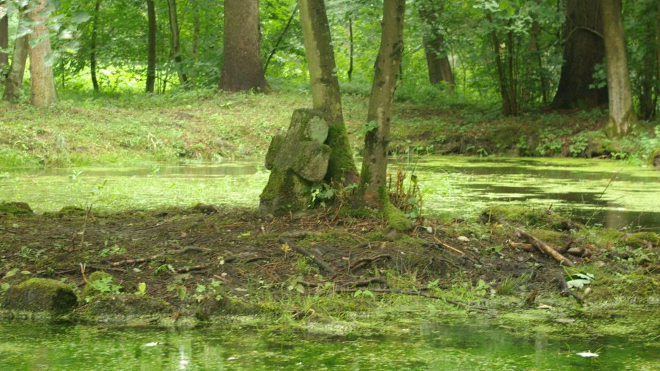 Kříž na ostrůvku v Hraběnčině jezírku