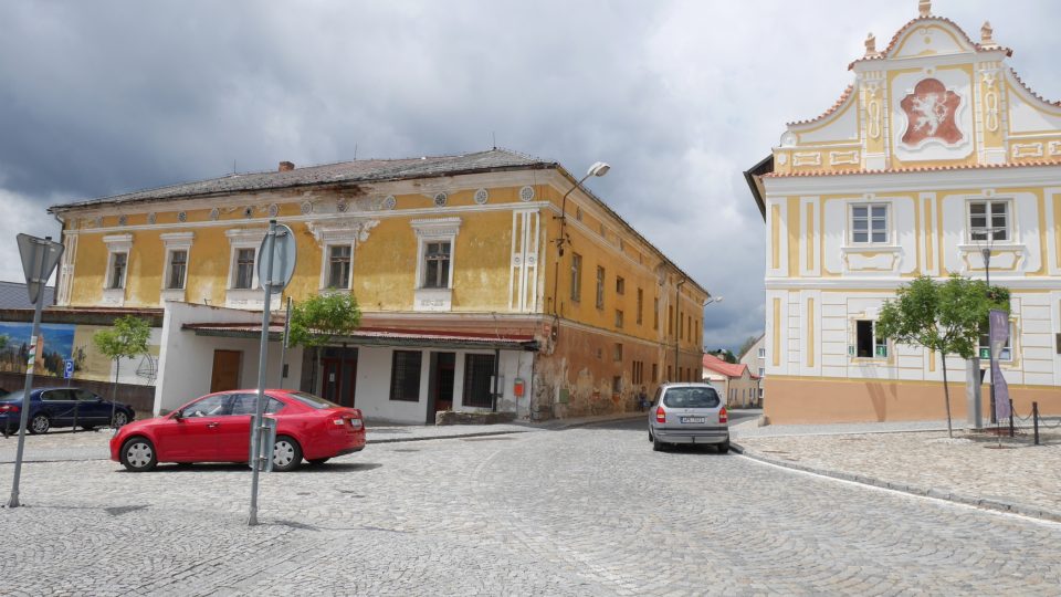 Současný stav bývalého hotelu Bílá růže v Kašperských Horách 