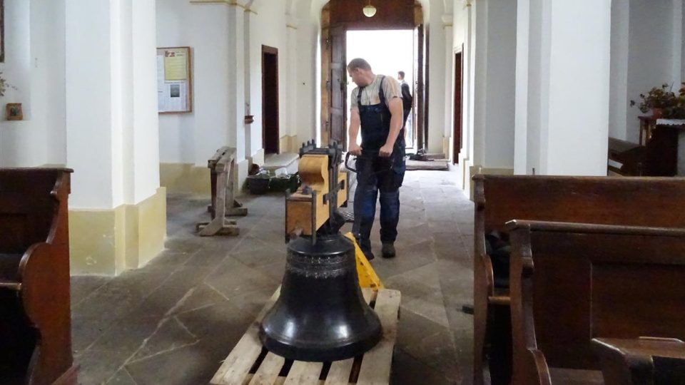 Do kostela ve Stěžerách se po 75 letech vrátil zvuk dvou zvonů