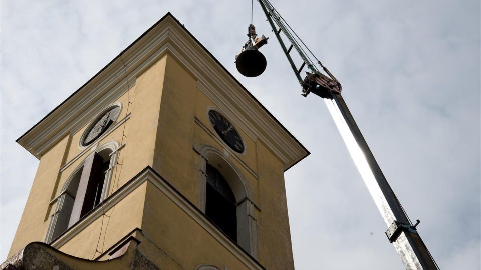 Do kostela ve Stěžerách se po 75 letech vrátil zvuk dvou zvonů