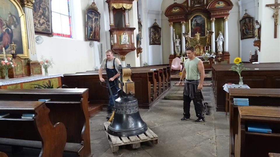 Do kostela ve Stěžerách se po 75 letech vrátil zvuk dvou zvonů