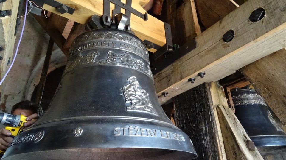 Do kostela ve Stěžerách se po 75 letech vrátil zvuk dvou zvonů