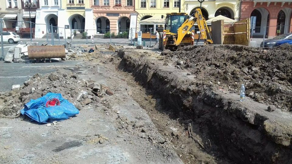 Archeologický výzkum na Velkém náměstí v Hradci Králové hlásí další objevy z období vzniku města