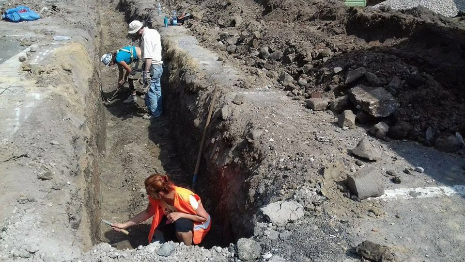 Archeologický výzkum na Velkém náměstí v Hradci Králové hlásí další objevy z období vzniku města