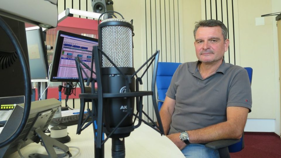 Michal Bavor ve studiu Českého rozhlasu Hradec Králové hovoří o potápění s kamenem v rukou