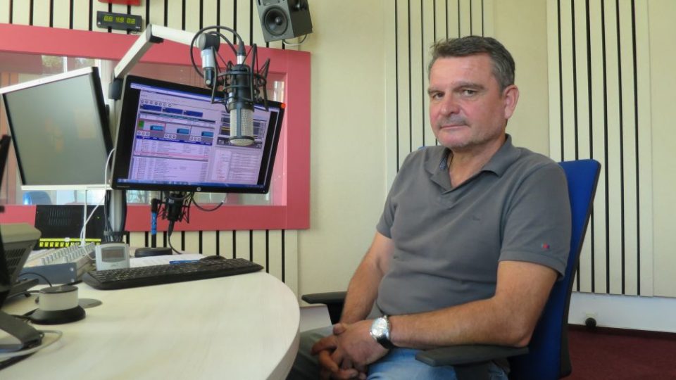 Michal Bavor ve studiu Českého rozhlasu Hradec Králové hovoří o potápění s kamenem v rukou