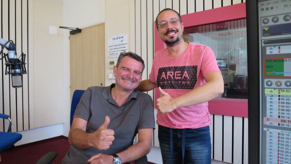 Michal Bavor ve studiu Českého rozhlasu Hradec Králové hovoří s Jakubem Schmidtem o potápění s kamenem v rukou