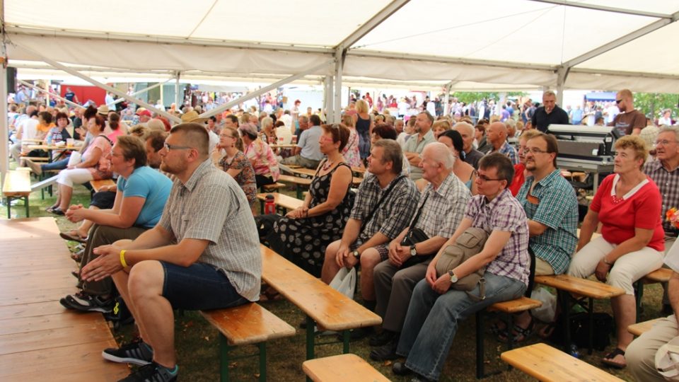 Selské slavnosti v Holašovicích se uskutečnily už podvacáté. Návštěvníky láká velký jarmark, ale také hudební program