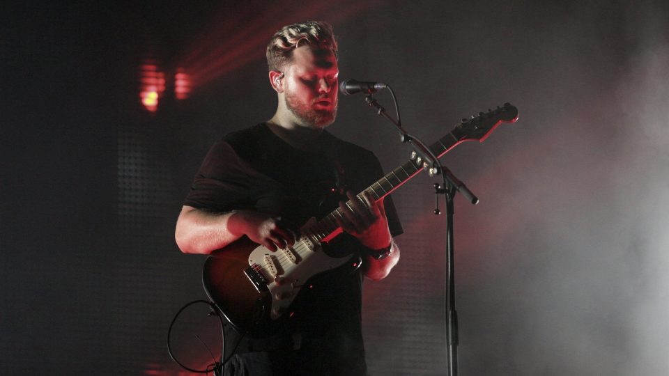 Joe Newman z britského indie-rockového tria alt-J na festivalu Colours of Ostrava 2017