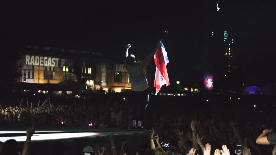Zpěvák kapely Imagine Dragons Dan Reynolds s českou vlajkou na festivalu Colours of Ostrava 2017
