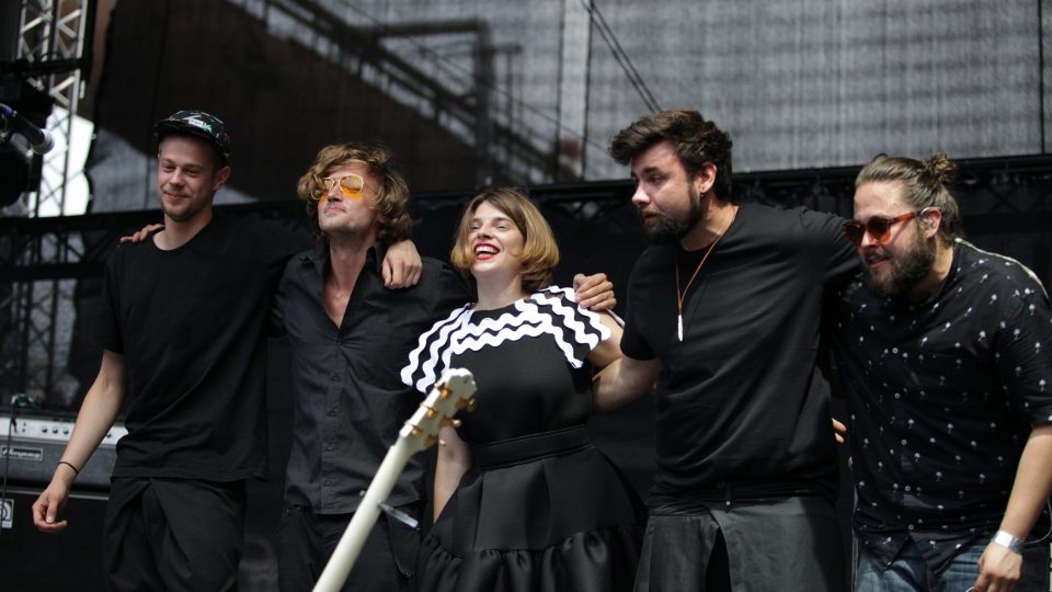 Slovenská písničkářka Katarzia se svou kapelou na festivalu Colours of Ostrava 2017