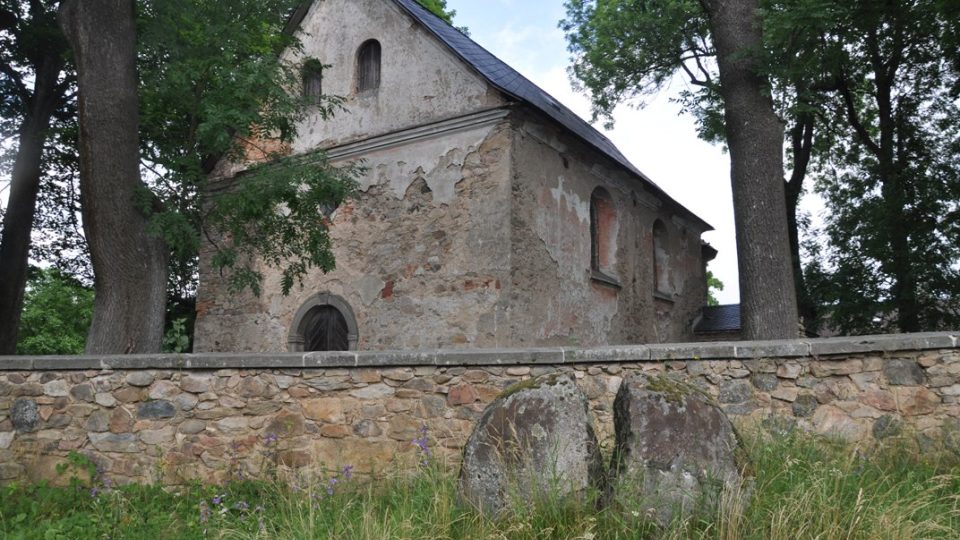 Před kostelem v osadě Polom je puklý kámen, památník na události z konce války