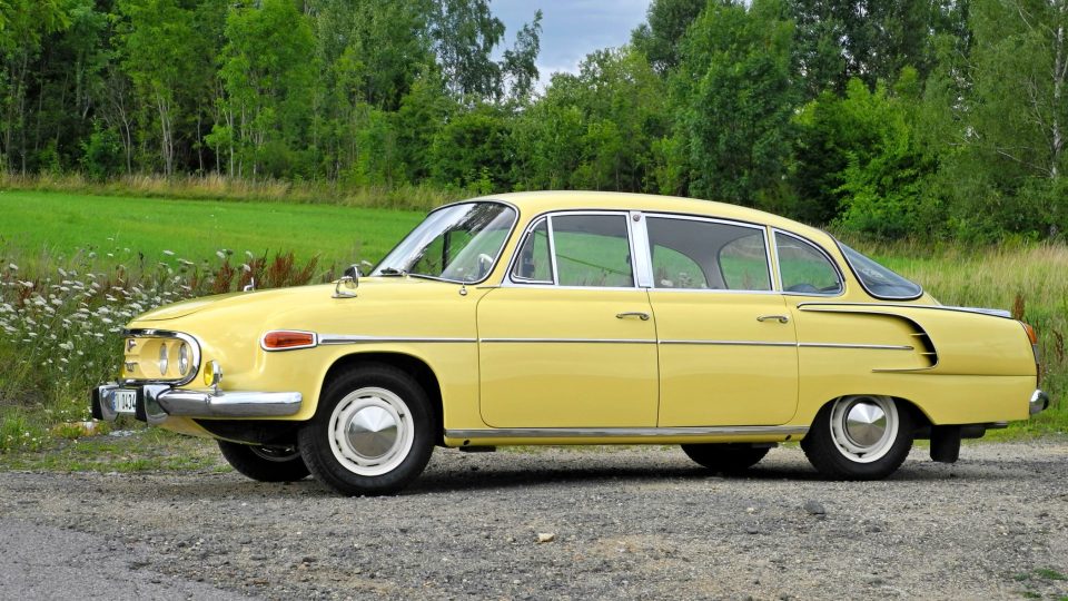 Tato světle žlutá Tatra 603 brázdí silnice v západních Čechách
