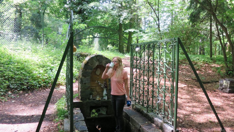 Vodu z kokešovské studánky ochutnává Jitka Slezáková