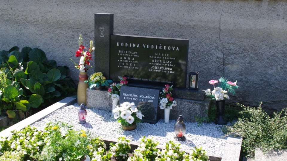Hrob Josefa Vodička na hřbitově v Újezdě