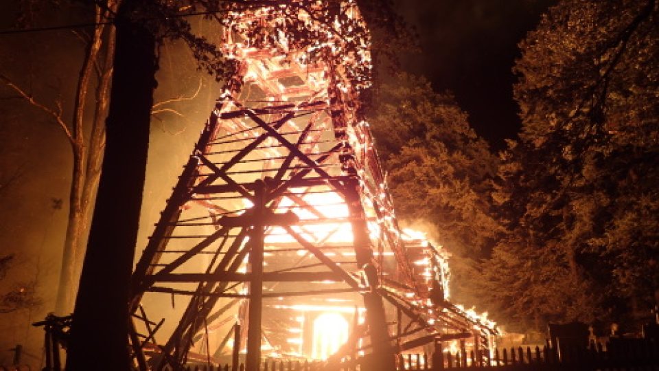 Požár dřevěného kostela z 16. století v Třinci