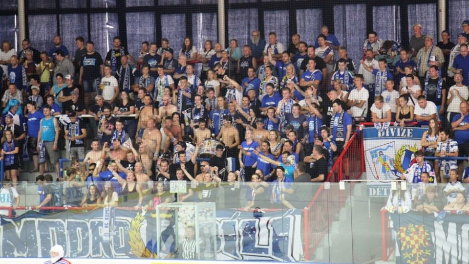 Třebíčští hokejisté odehráli úvodní přípravný duel před začátkem nové sezony tradičně s brněnskou Kometou. Na snímku fanoušci Brna