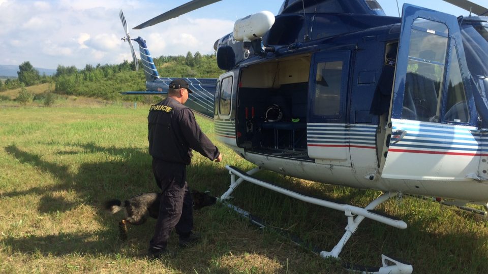 U jezera Matylda nacvičují kynologové se psy nástup a výstup do vrtulníku i samotný let
