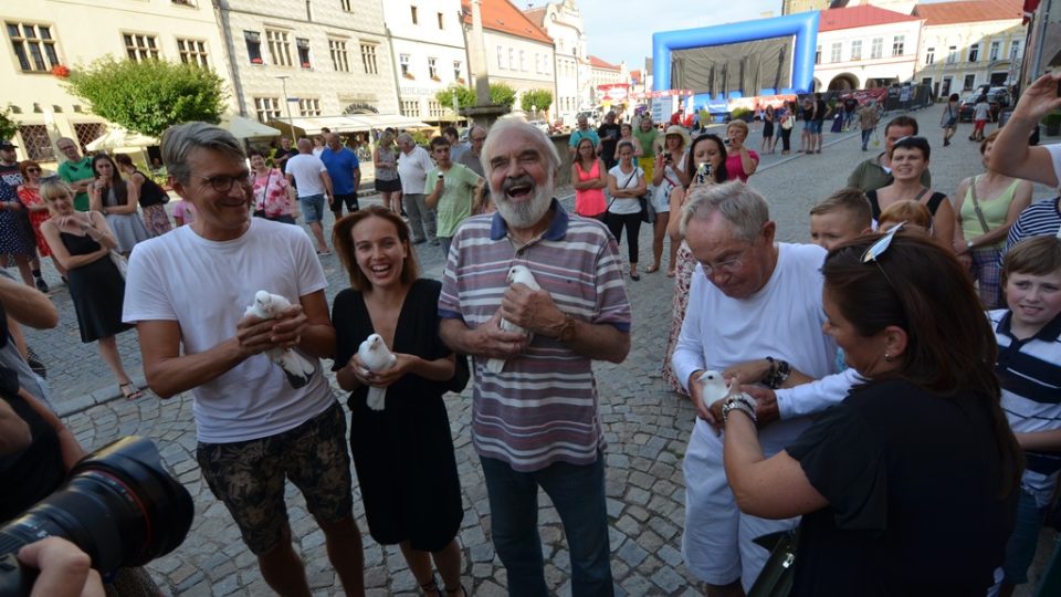 Film Po strništi bos zahájil festival ve Slavonicích. Ještě před projekcí vypustila filmová delegace symbolicky ze slavonického náměstí poštovní holuby, jednak proto, že ve filmu také hrají, jednak pro štěstí