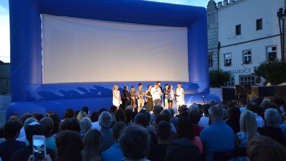 Zahájení festivalu se uskutečnilo na náměstí, následovala projekce filmu Po strništi bos