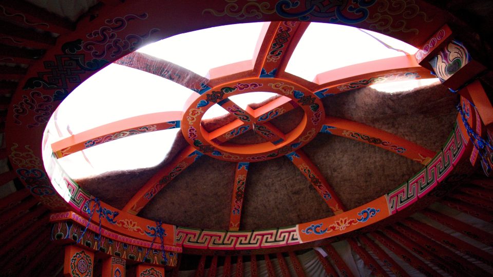 Malované střešní krovy v mongolské jurtě