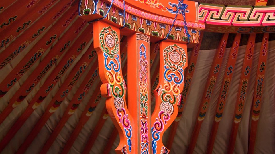 Sloupy v mongolské jurtě zdobené původními ornamenty