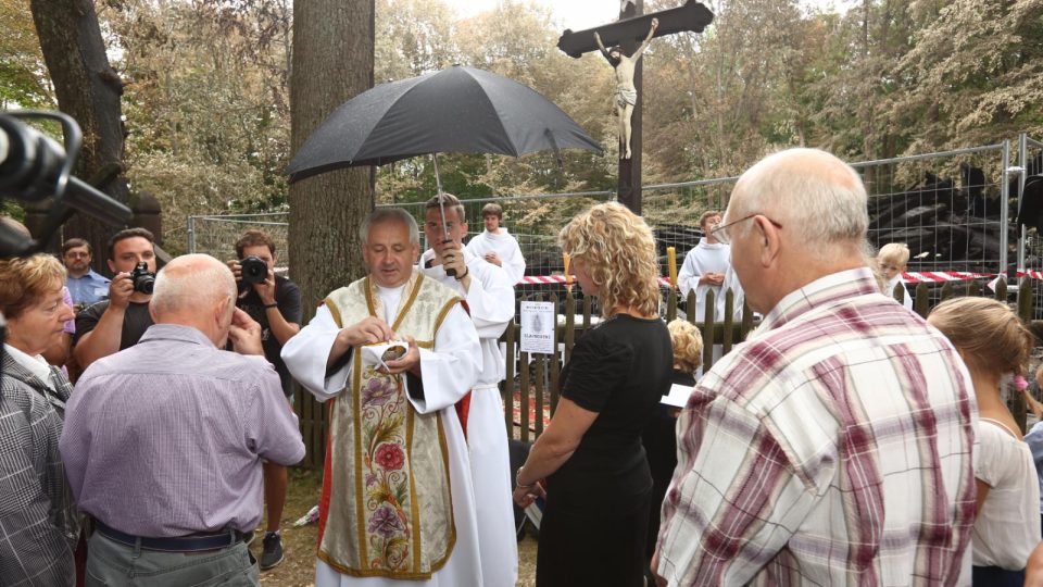 Místní farář Kazimierz Plachta sloužil mši u vyhořelého kostela Božího těla