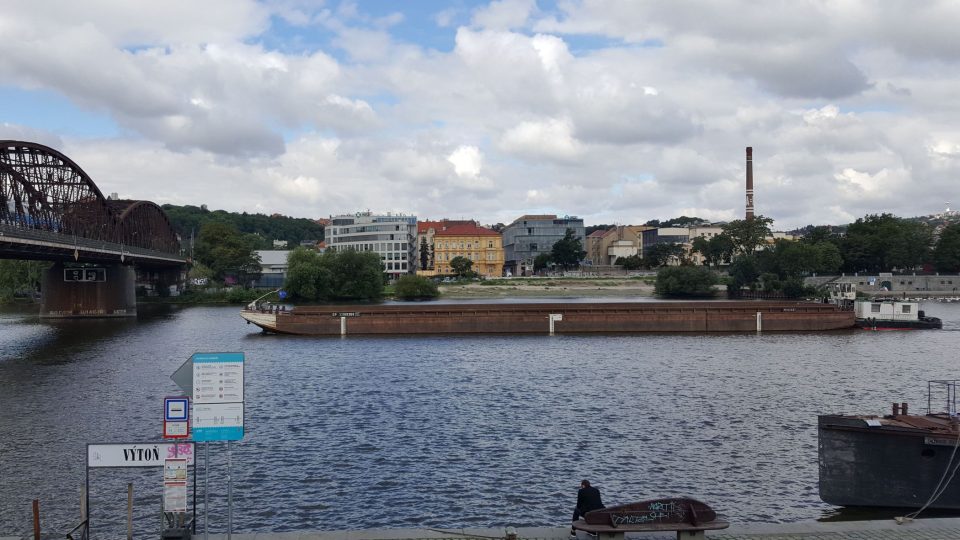 Pokud na náplavku dorazíte brzy ráno, můžete tu v klidu rozjímat